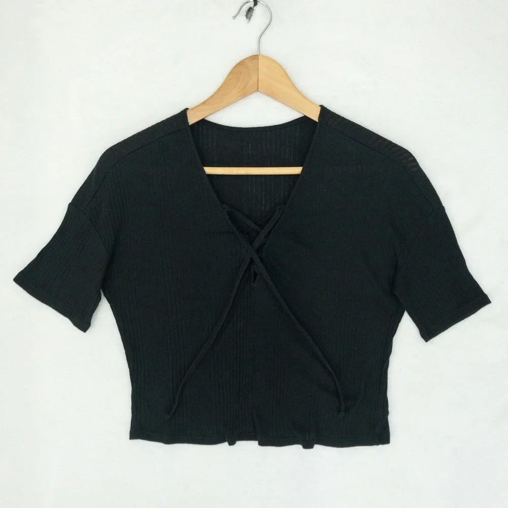 Alo Yoga Interlace Short Sleeve Top Womens XS ? Black Lace Up V Neck Ribbed Crop